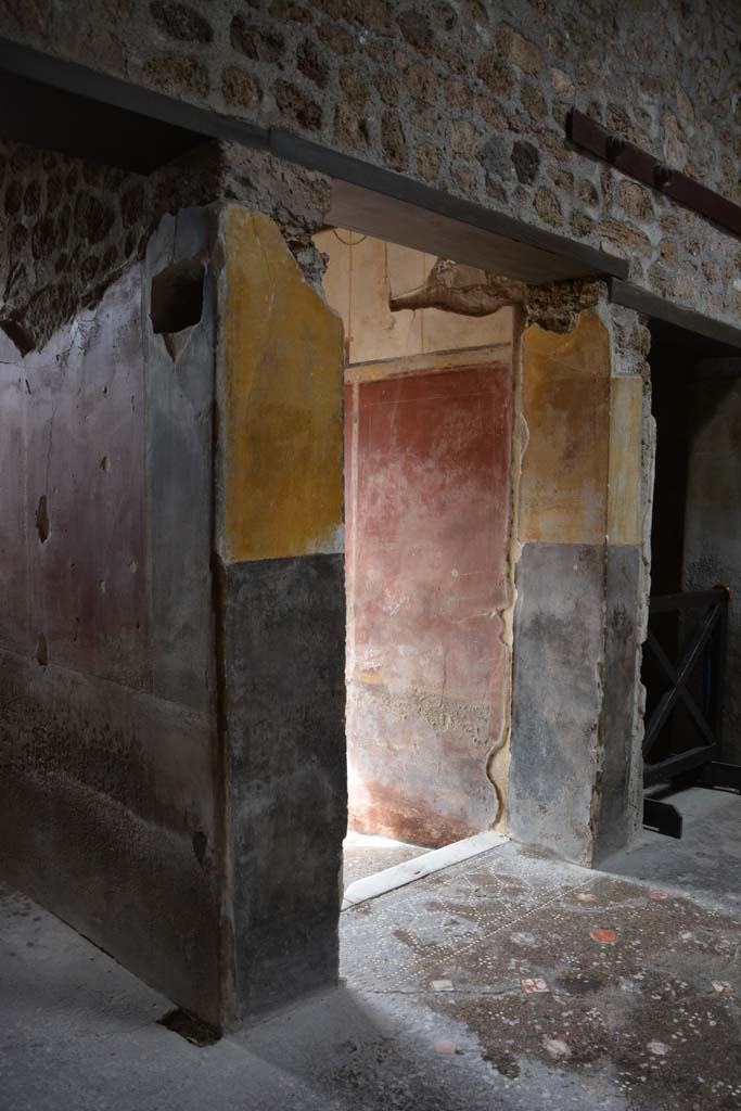 V.4.a Pompeii. March 2018.
Room ‘b’, west side of atrium, room ‘d’, on left, with entrance corridor/fauces, in centre.
Foto Annette Haug, ERC Grant 681269 DÉCOR.