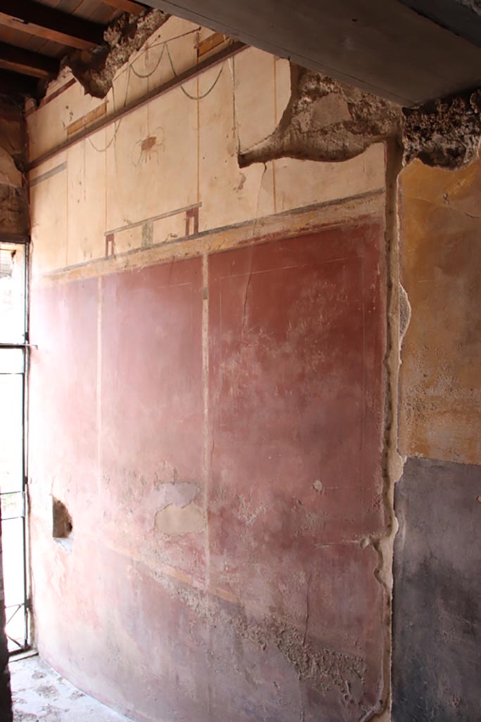 V.4.a Pompeii. October 2023.
Looking west along north wall of entrance corridor/fauces. Photo courtesy of Klaus Heese.