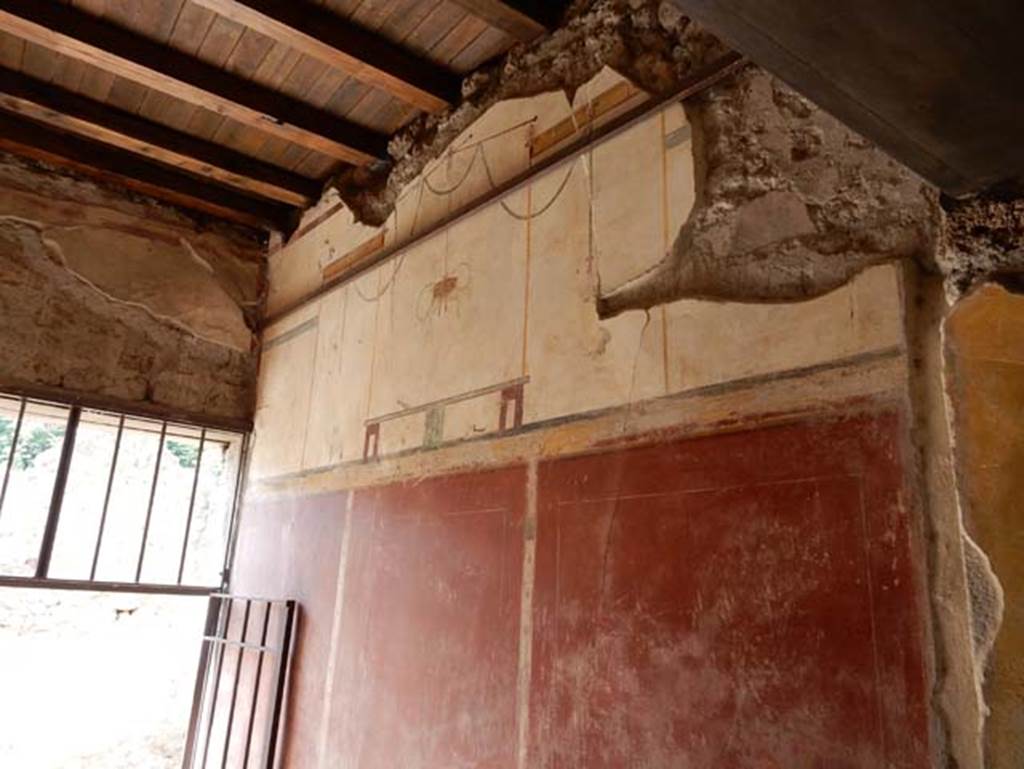 V.4.a Pompeii. May 2015. Upper north wall of entrance corridor. Photo courtesy of Buzz Ferebee.