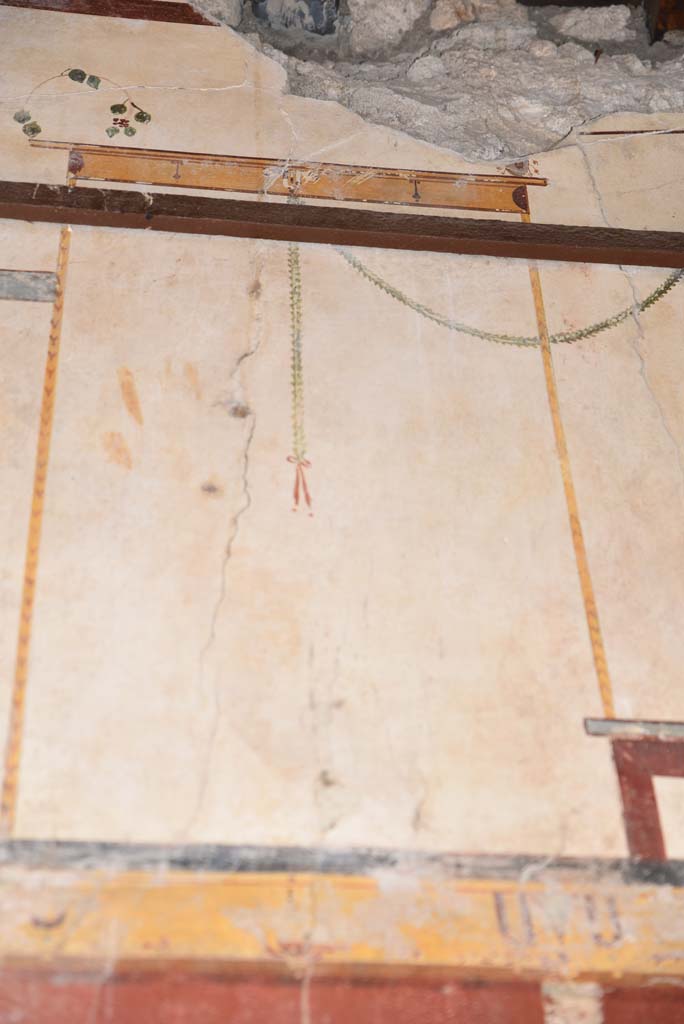 V.4.a Pompeii. March 2018.
Detail from upper north wall on west side of centre of entrance corridor/fauces.
Foto Annette Haug, ERC Grant 681269 DÉCOR