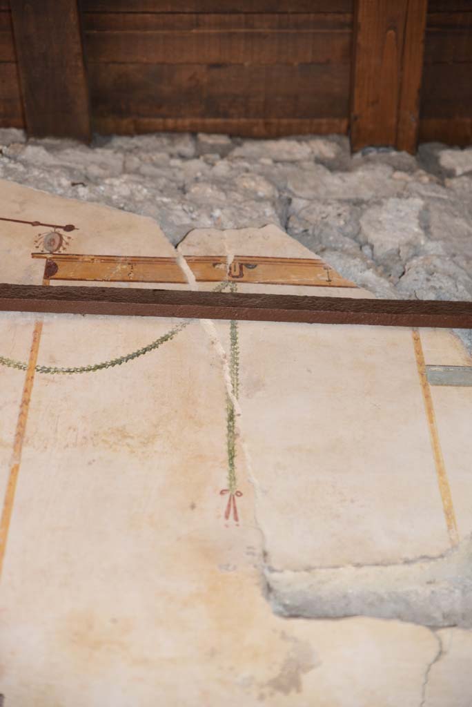 V.4.a Pompeii. March 2018.
Detail from upper north wall on east side of centre of entrance corridor/fauces.
Foto Annette Haug, ERC Grant 681269 DÉCOR