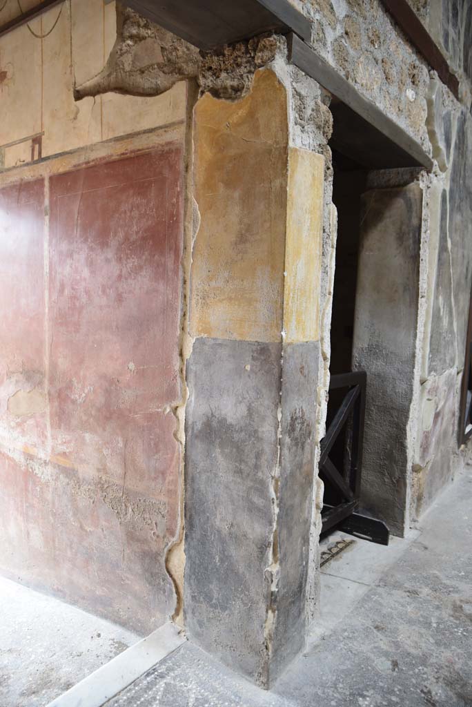 V.4.a Pompeii. March 2018.
Looking west along north wall of entrance corridor/fauces from atrium, with doorway to cubiculum, on right.
Foto Annette Haug, ERC Grant 681269 DÉCOR