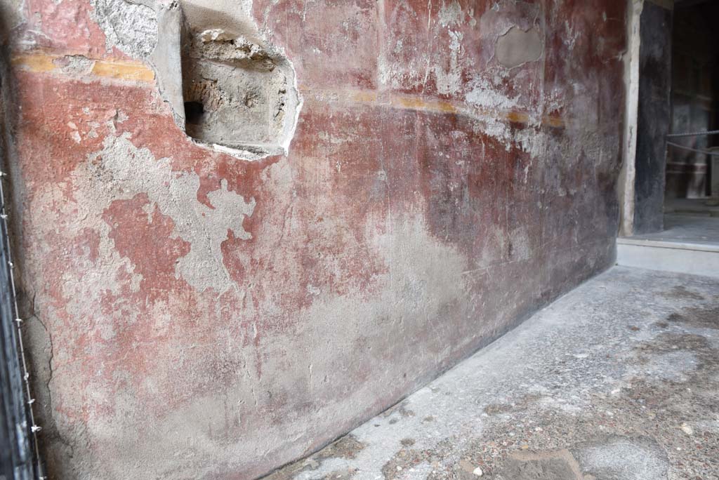 V.4.a Pompeii. March 2018. Looking east along lower north wall of entrance corridor/fauces.
Foto Annette Haug, ERC Grant 681269 DÉCOR