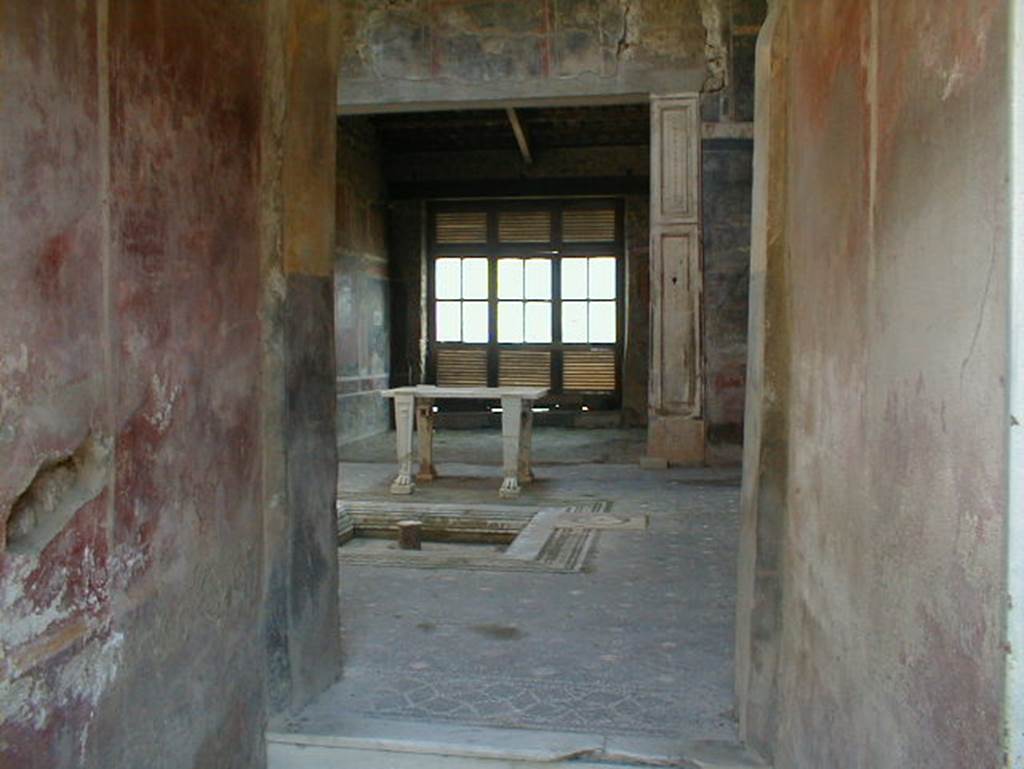 V.4.a Pompeii. September 2004. Looking into atrium from entrance corridor.