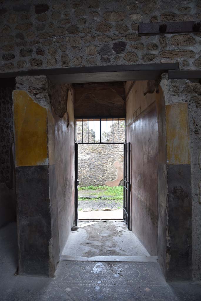 V.4.a Pompeii. March 2018.
Looking west along entrance corridor/fauces from doorway threshold in atrium.
Foto Annette Haug, ERC Grant 681269 DÉCOR