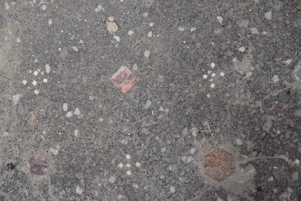 V.4.a Pompeii. March 2018. Room ‘b’, detail from atrium floor.
Foto Annette Haug, ERC Grant 681269 DÉCOR.