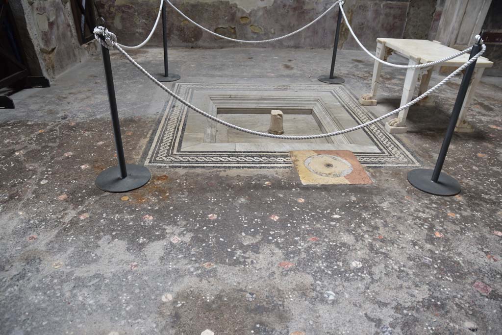 V.4.a Pompeii. March 2018. Room ‘b’, looking north across impluvium in atrium.
Foto Annette Haug, ERC Grant 681269 DÉCOR.