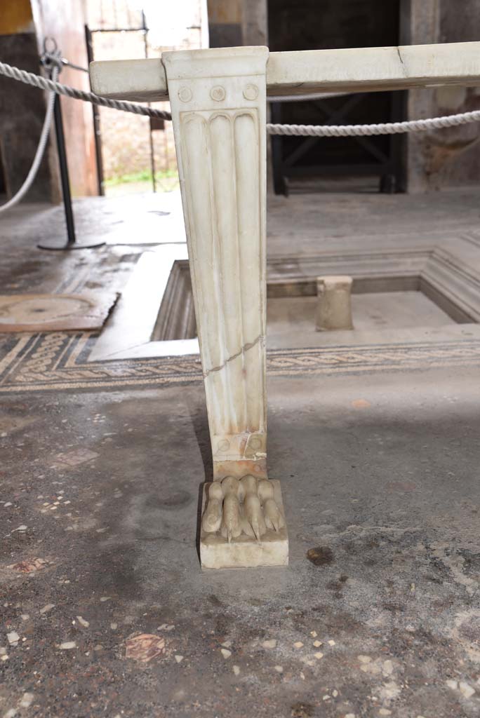 V.4.a Pompeii. March 2018. Detail of marble table leg, looking west.
Foto Annette Haug, ERC Grant 681269 DÉCOR.