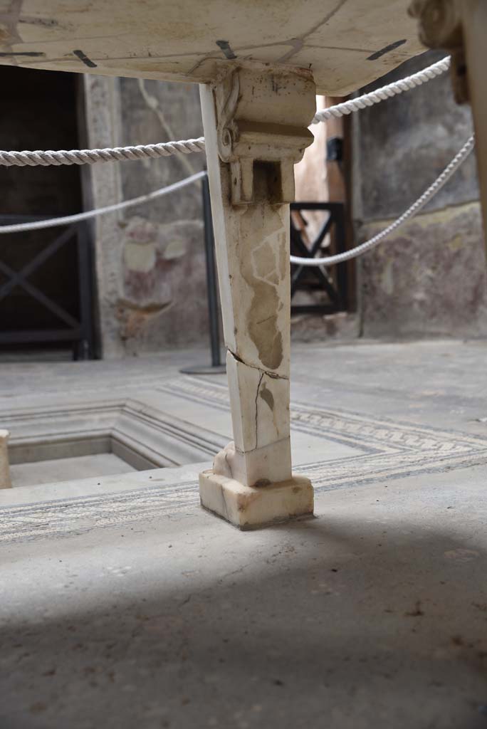 V.4.a Pompeii. March 2018. Detail of table leg below marble table, looking west.
Foto Annette Haug, ERC Grant 681269 DÉCOR.