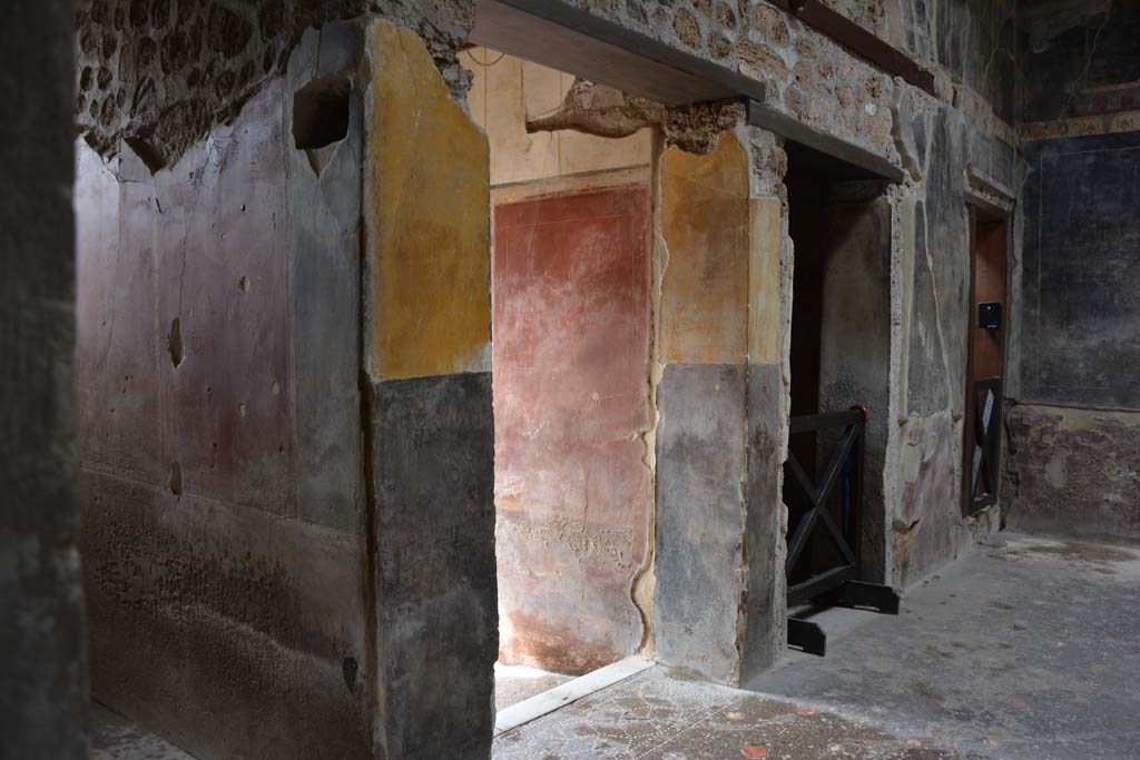 V.4.a Pompeii. March 2018.
Room ‘b’, west wall of atrium, with room ‘d’, on left, entrance corridor, room ‘c’, and room ‘e’ in north-west corner, on right.
Foto Annette Haug, ERC Grant 681269 DÉCOR.