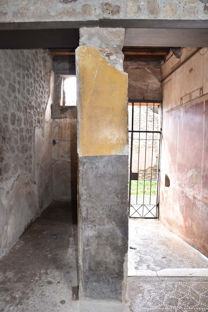 V.4.a Pompeii. March 2018.
Room ‘b’, wall on west side of atrium between room ‘d’, on left, and entrance corridor/fauces, on right.
Foto Annette Haug, ERC Grant 681269 DÉCOR.