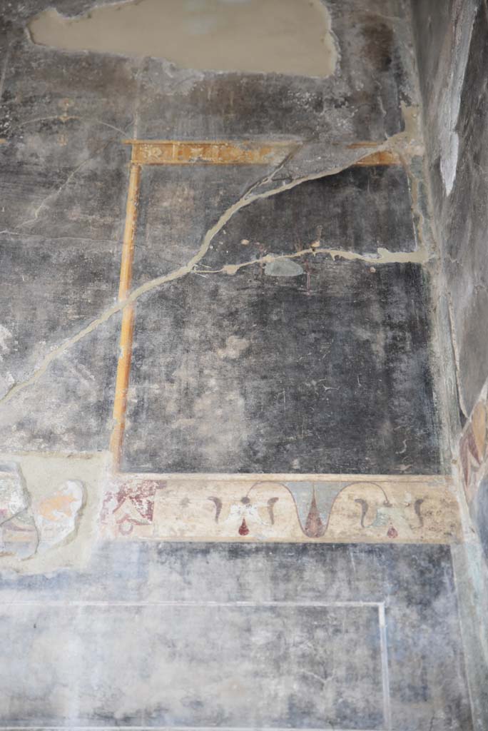 V.4.a Pompeii. March 2018.
Room ‘b’, painted decoration on upper west wall in north-west corner of atrium.
Foto Annette Haug, ERC Grant 681269 DÉCOR.
