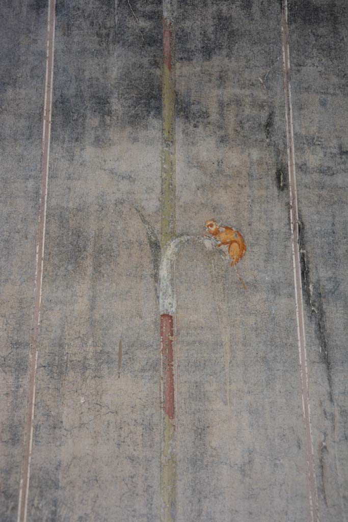 V.4.a Pompeii. March 2018.
Room ‘b’, detail from painted west wall between doorways to room ‘c’ and ‘e’.
Foto Annette Haug, ERC Grant 681269 DÉCOR.