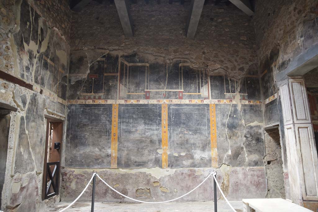 V.4.a Pompeii. March 2018. Room ‘b’, looking towards north wall of atrium.
Foto Annette Haug, ERC Grant 681269 DÉCOR.