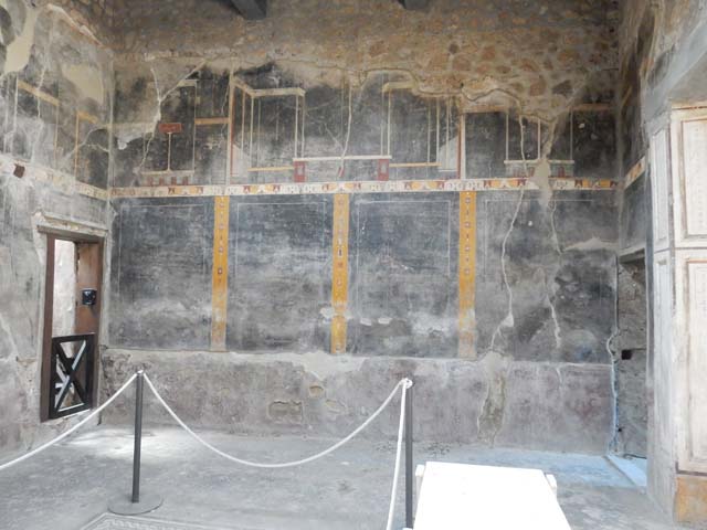 V.4.a Pompeii. July 2010. East wall of cubiculum on south side of atrium. Photo courtesy of Michael Binns.