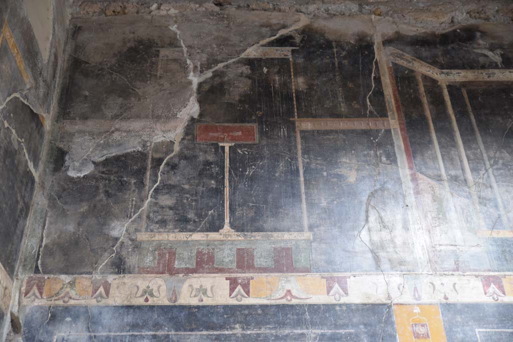 V.4.a Pompeii. March 2018. Room ‘b’, upper north wall in north-west corner.
Foto Annette Haug, ERC Grant 681269 DÉCOR.