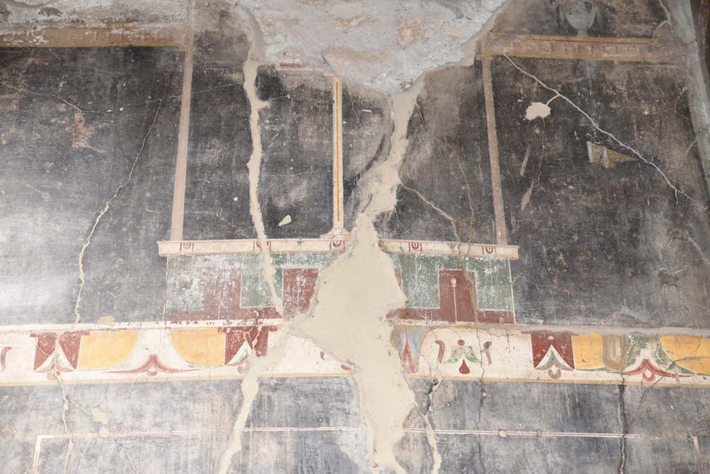 V.4.a Pompeii. March 2018. Room ‘b’, detail from upper north wall in north-east corner.
Foto Annette Haug, ERC Grant 681269 DÉCOR.