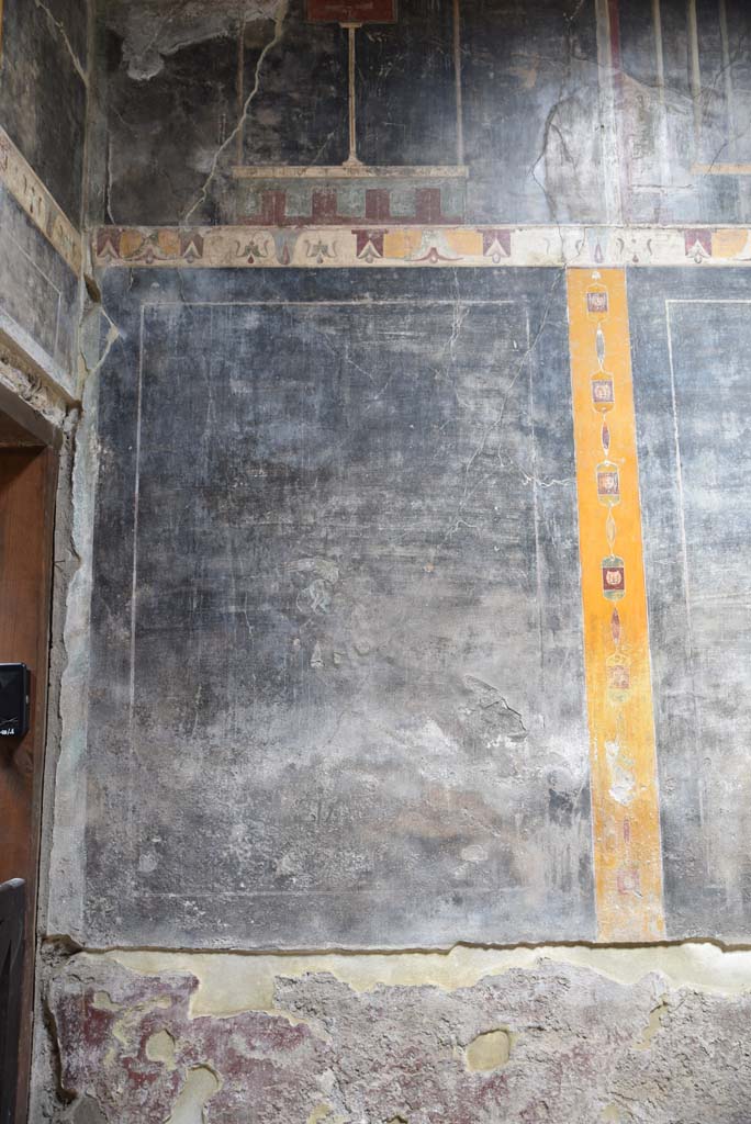 V.4.a Pompeii. March 2018. Room ‘b’, lower north wall in north-west corner.  
Foto Annette Haug, ERC Grant 681269 DÉCOR.
