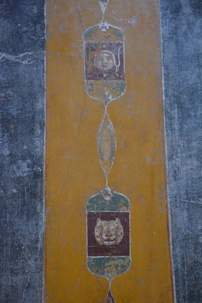 V.4.a Pompeii. March 2018. 
Room ‘b’, detail from separating panel between first and second panels at west end of north wall.   
Foto Annette Haug, ERC Grant 681269 DÉCOR.

