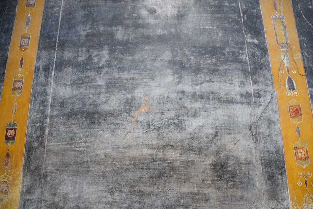 V.4.a Pompeii. March 2018. Room ‘b’, detail of painted deer and dog from centre of second panel from west side on north wall.
Foto Annette Haug, ERC Grant 681269 DÉCOR.