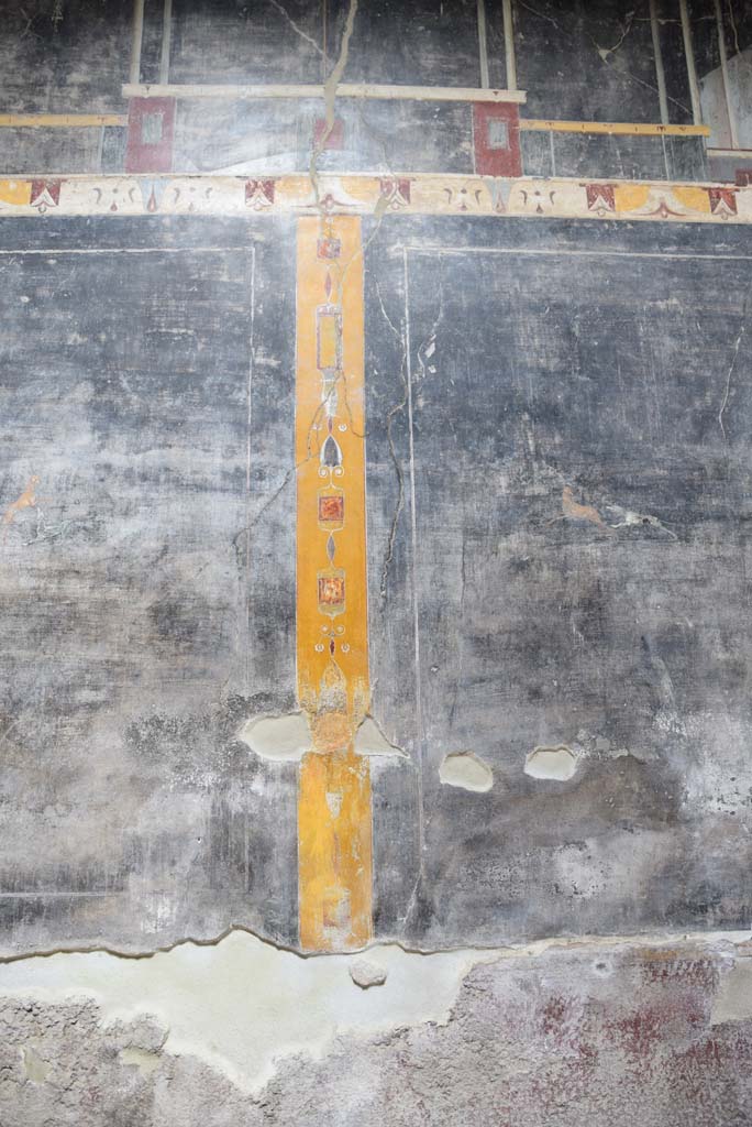 V.4.a Pompeii. March 2018. 
Room ‘b’, lower north wall with yellow painted panel separating two central panels.
Foto Annette Haug, ERC Grant 681269 DÉCOR.
