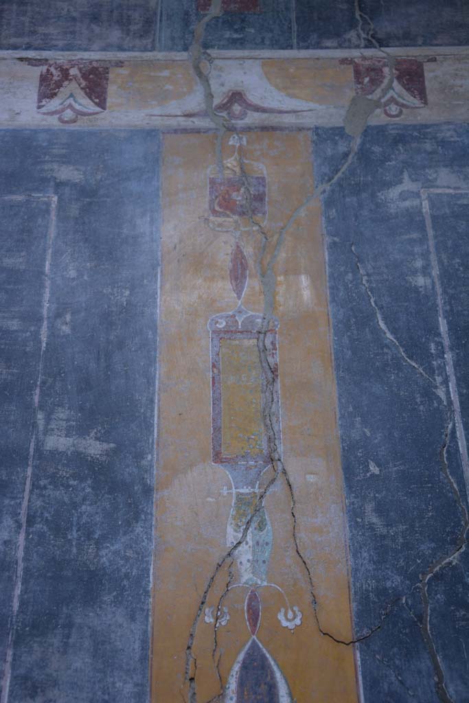 V.4.a Pompeii. March 2018.
Room ‘b’, detail from top of yellow painted panel separating two central panels on north wall.
Foto Annette Haug, ERC Grant 681269 DÉCOR