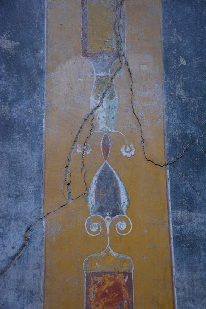 V.4.a Pompeii. March 2018.
Room ‘b’, continuing detail from yellow painted panel separating two central panels on north wall.
Foto Annette Haug, ERC Grant 681269 DÉCOR