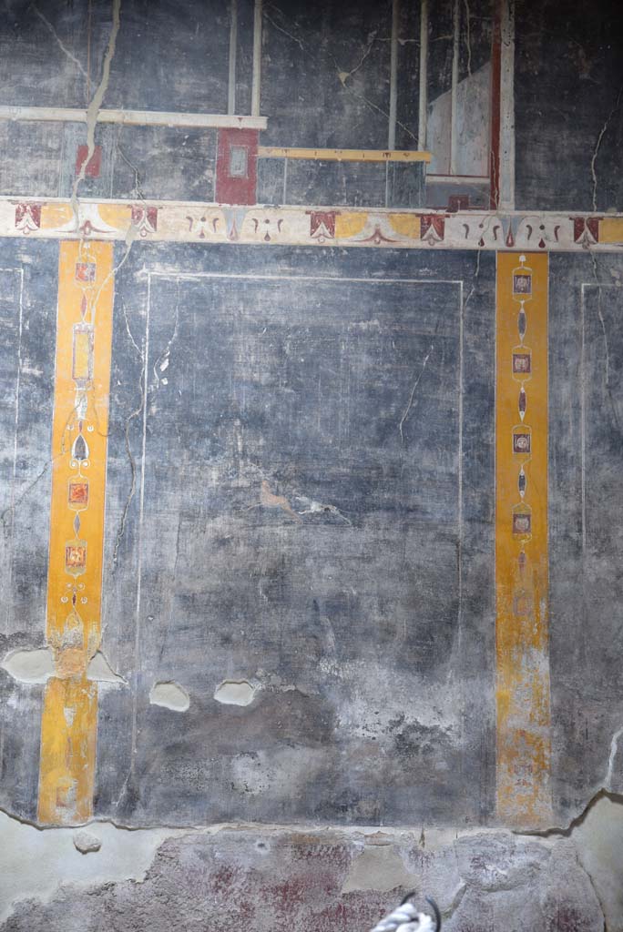 V.4.a Pompeii. March 2018. Room ‘b’, panel on right of centre on east side of north wall
Foto Annette Haug, ERC Grant 681269 DÉCOR.