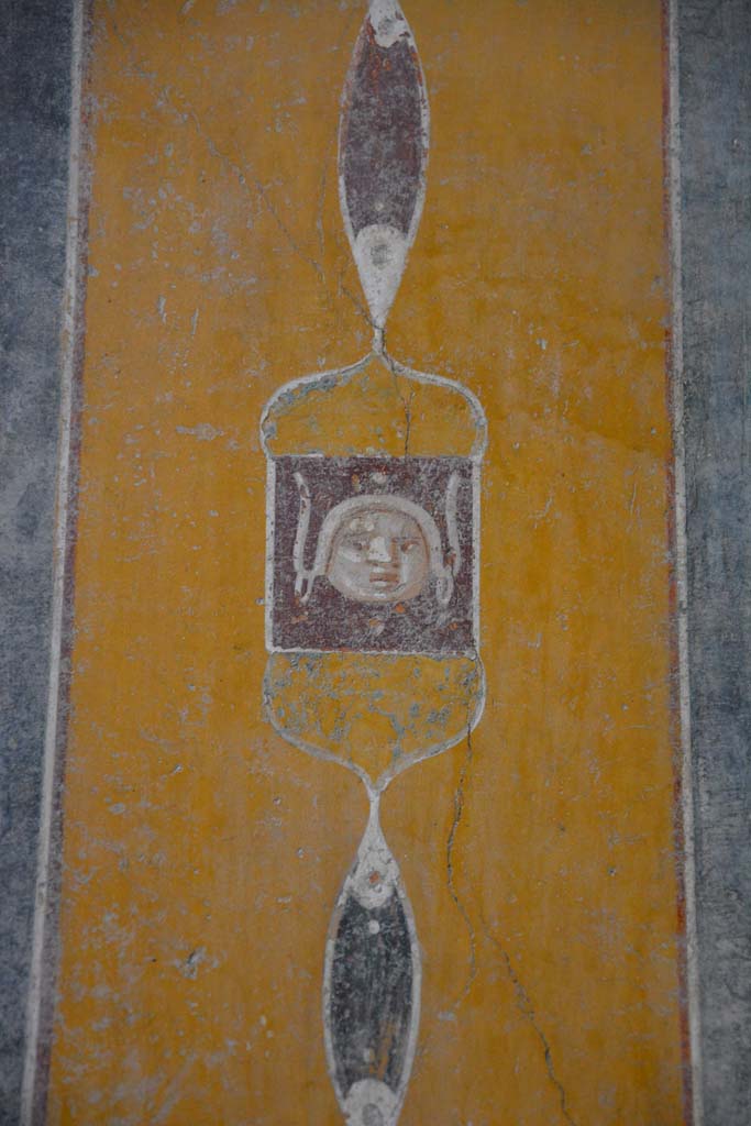 V.4.a Pompeii. March 2018. 
Room ‘b’, detail from painted panel separating third and fourth panels on north wall. 
Foto Annette Haug, ERC Grant 681269 DÉCOR.
