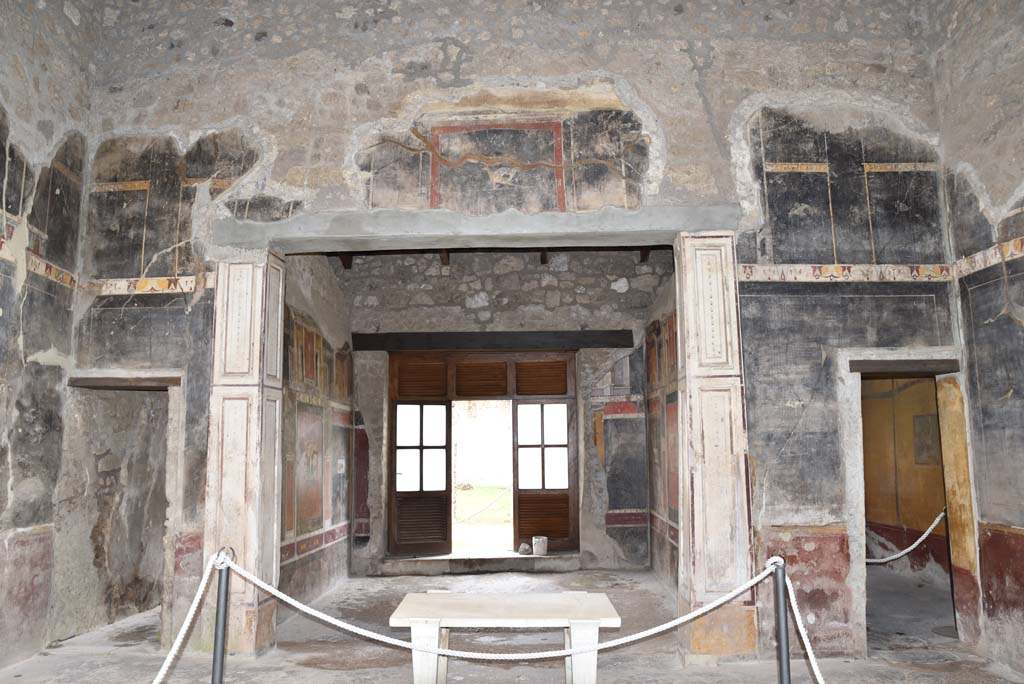 V.4.a Pompeii. March 2018.
Room ‘b’, looking towards east wall of atrium, with corridor ‘k’, on left, tablinum ‘h’, in centre, and room ‘i’, on right.
Foto Annette Haug, ERC Grant 681269 DÉCOR.