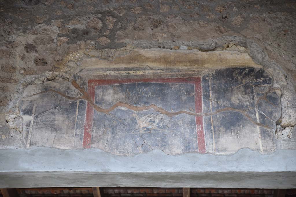 V.4.a Pompeii. March 2018. Room ‘b’, detail of painted decoration from upper east wall in centre above opening into tablinum.
Foto Annette Haug, ERC Grant 681269 DÉCOR.