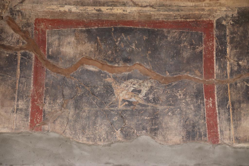 V.4.a Pompeii. October 2023.
Room ‘b’, painted decoration from upper east wall in centre above opening into tablinum. Photo courtesy of Klaus Heese.