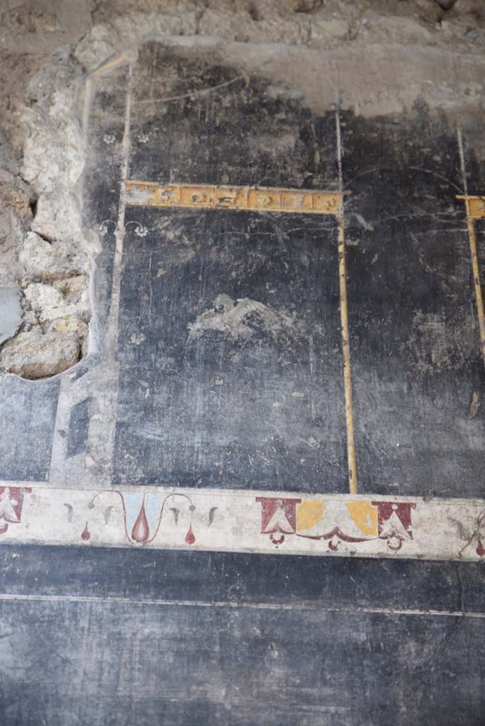 V.4.a Pompeii. March 2018. Room ‘b’, detail from upper east wall in south-east corner.
Foto Annette Haug, ERC Grant 681269 DÉCOR.
