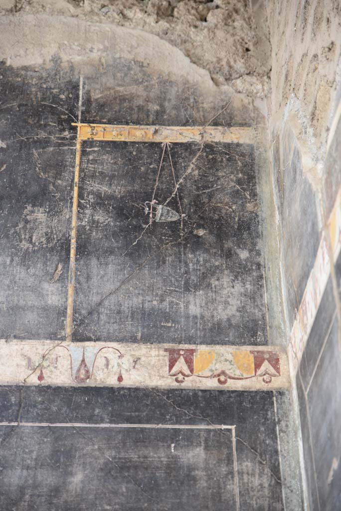 V.4.a Pompeii. March 2018.
Room ‘b’, detail from upper east wall in south-east corner of atrium.
Foto Annette Haug, ERC Grant 681269 DÉCOR.