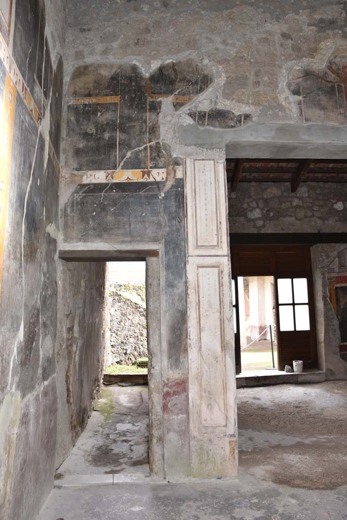 V.4.a Pompeii. March 2018. Room ‘b’, north-east corner with doorway to corridor ‘k’, and tablinum ‘h’.
Foto Annette Haug, ERC Grant 681269 DÉCOR.