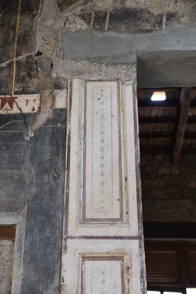 V.4.a Pompeii. March 2018. Room ‘b’, detail of upper east wall between corridor and tablinum.
Foto Annette Haug, ERC Grant 681269 DÉCOR.