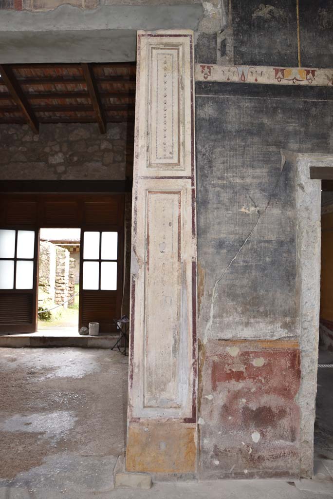 V.4.a Pompeii. March 2018.
Room ‘b’, east wall of atrium between tablinum and doorway to room ‘i’.
Foto Annette Haug, ERC Grant 681269 DÉCOR.