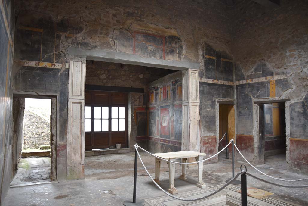V.4.a Pompeii. March 2018. Room ‘b’, looking across east side of atrium, towards south-east corner, on right.
Foto Annette Haug, ERC Grant 681269 DÉCOR.