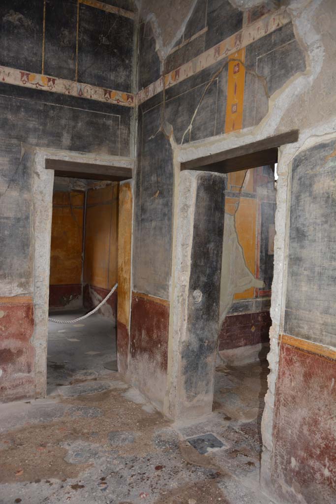 V.4.a Pompeii. March 2018.
Room ‘b’, south-east corner of atrium, with doorways to rooms ‘i’ and ‘g’
Foto Annette Haug, ERC Grant 681269 DÉCOR.
