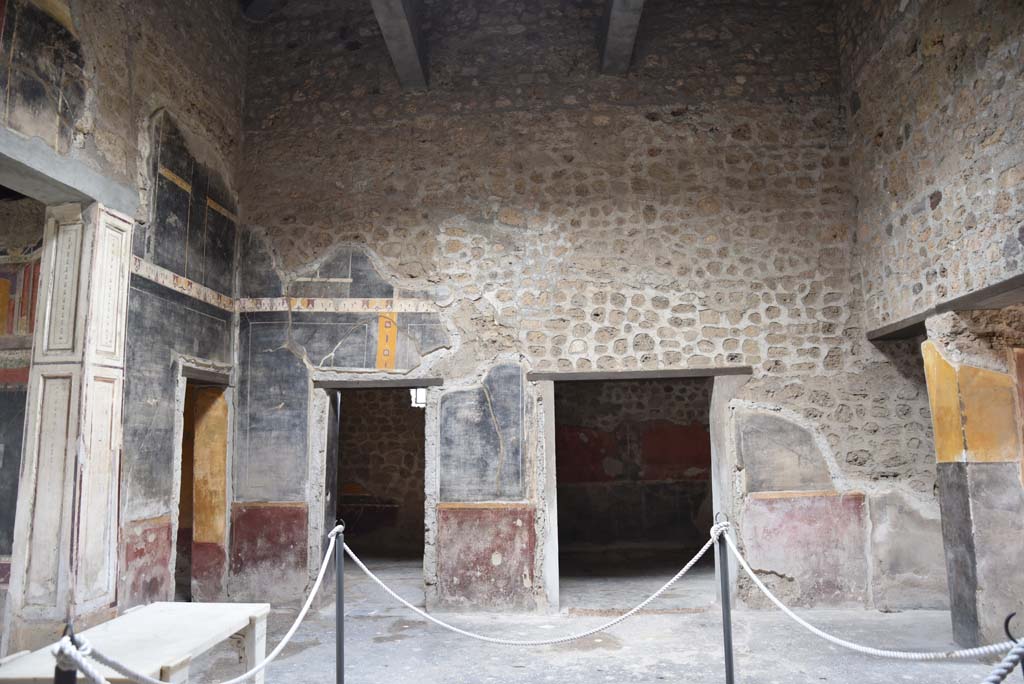 V.4.a Pompeii. March 2018. Room ‘b’, south wall of atrium with doorways to rooms ‘g’ and ‘f’.
Foto Annette Haug, ERC Grant 681269 DÉCOR.