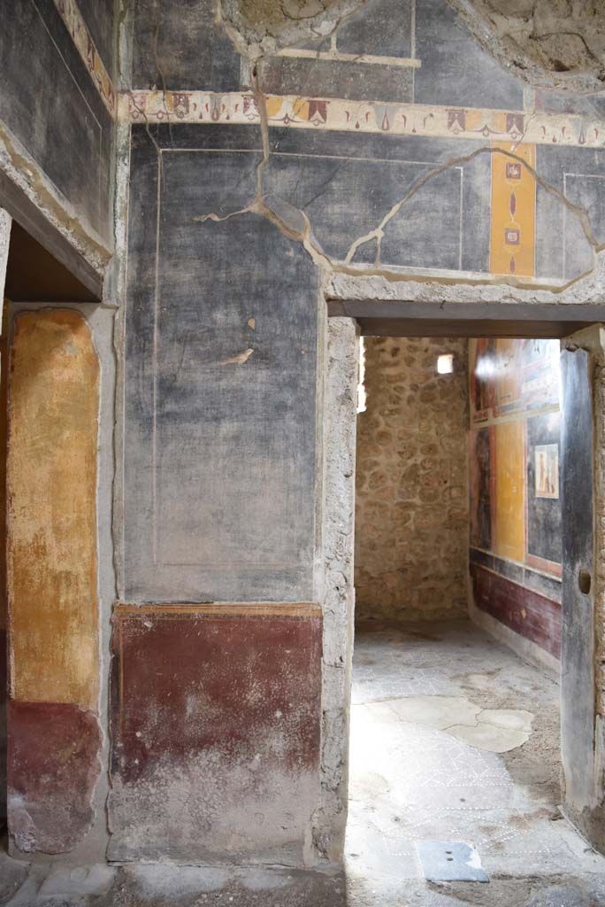 V.4.a Pompeii. March 2018.
Room ‘b’, looking towards painted south wall of atrium in south-east corner.
Foto Annette Haug, ERC Grant 681269 DÉCOR.