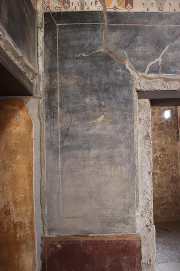 V.4.a Pompeii. October 2023.
South wall of atrium in south-east corner. Photo courtesy of Klaus Heese.