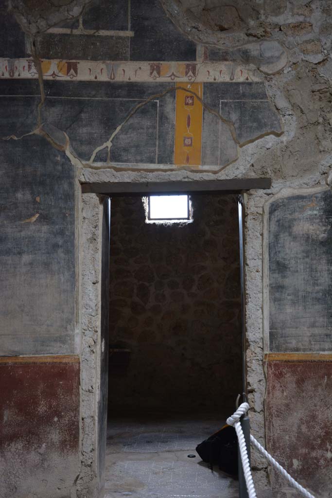 V.4.a Pompeii. March 2018. Room ‘b’, south wall with doorway to room ‘g’.
Foto Annette Haug, ERC Grant 681269 DÉCOR.