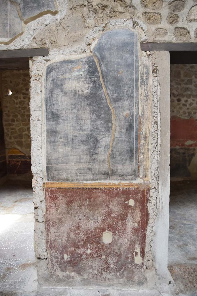 V.4.a Pompeii. March 2018. Room ‘b’, south wall between doorways to rooms ‘g’ and ‘f’.
Foto Annette Haug, ERC Grant 681269 DÉCOR.