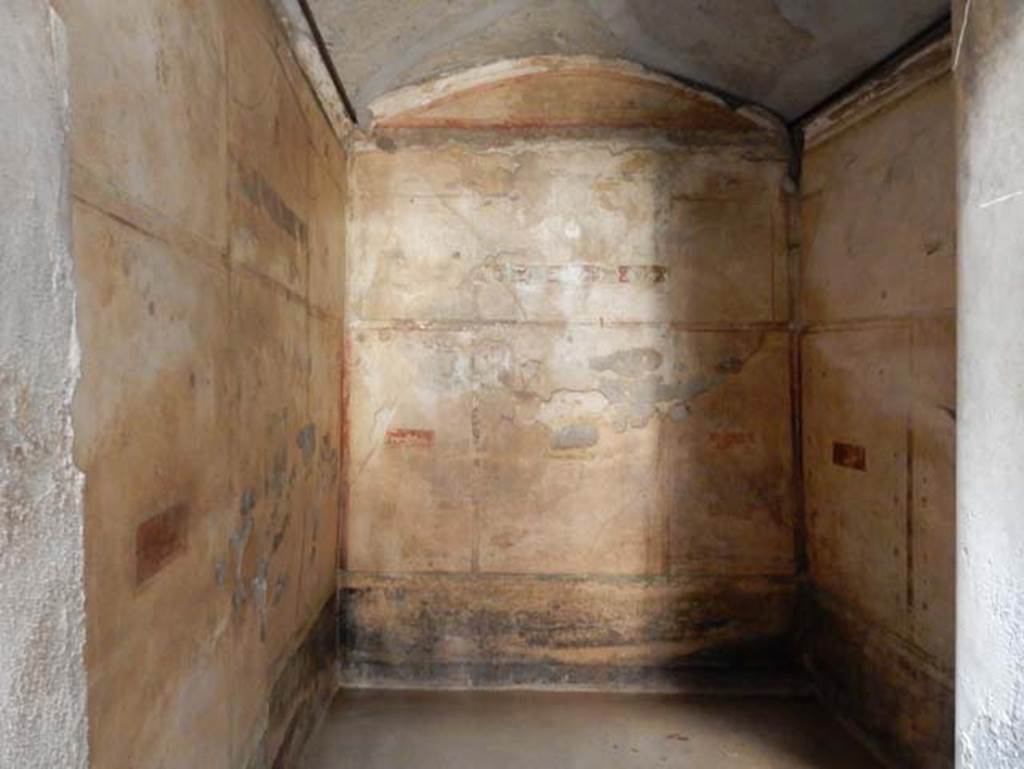 V.4.a Pompeii. May 2015.
Room ‘c’, looking through doorway to west wall of cubiculum on north side of entrance corridor. Photo courtesy of Buzz Ferebee.