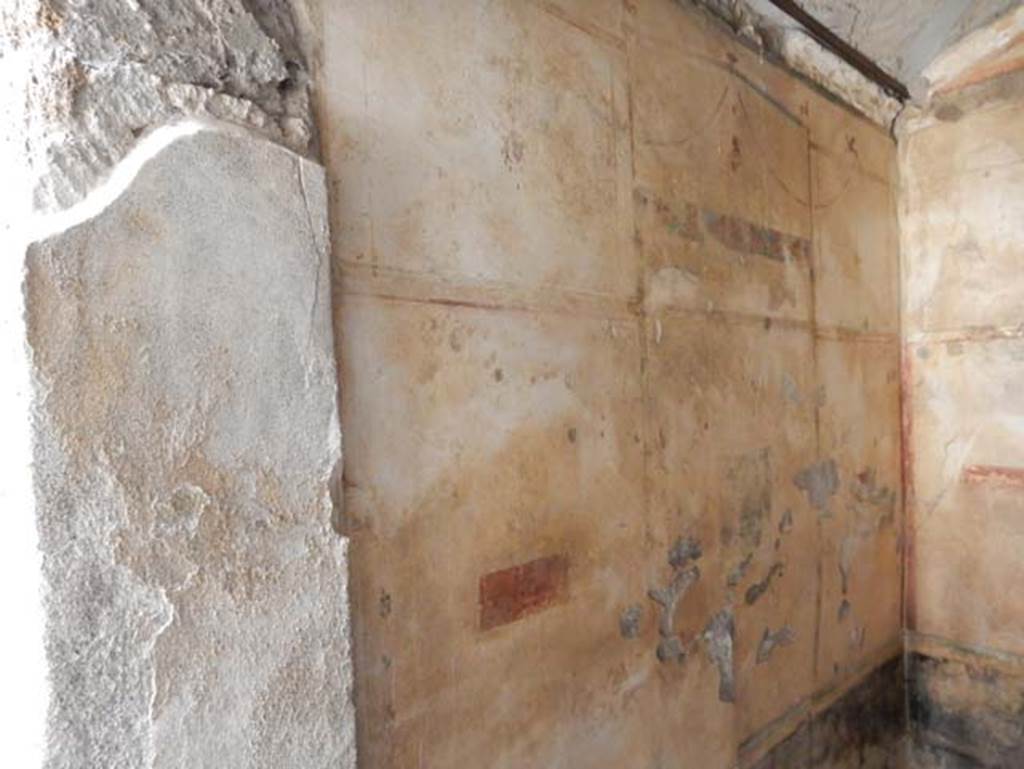 V.4.a Pompeii. May 2015. Looking towards south wall of cubiculum on north side of entrance corridor. Photo courtesy of Buzz Ferebee.