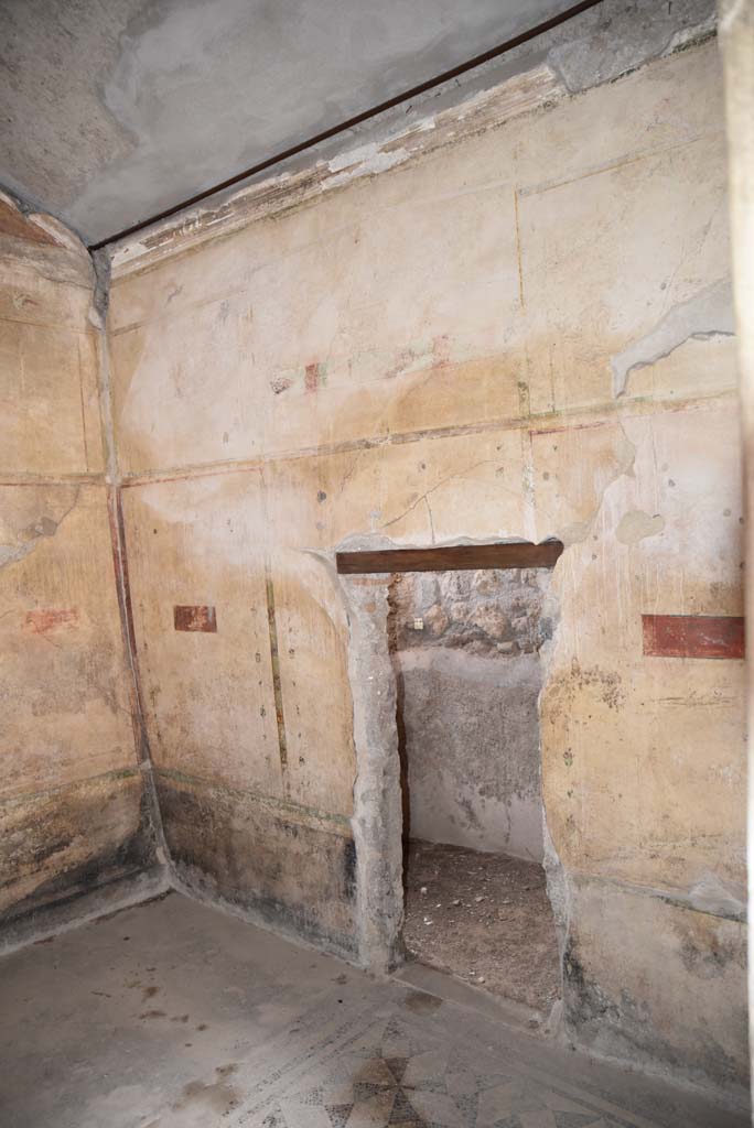V.4.a Pompeii. March 2018. Room ‘c’, north wall with doorway into room ‘e’.
Foto Annette Haug, ERC Grant 681269 DÉCOR.