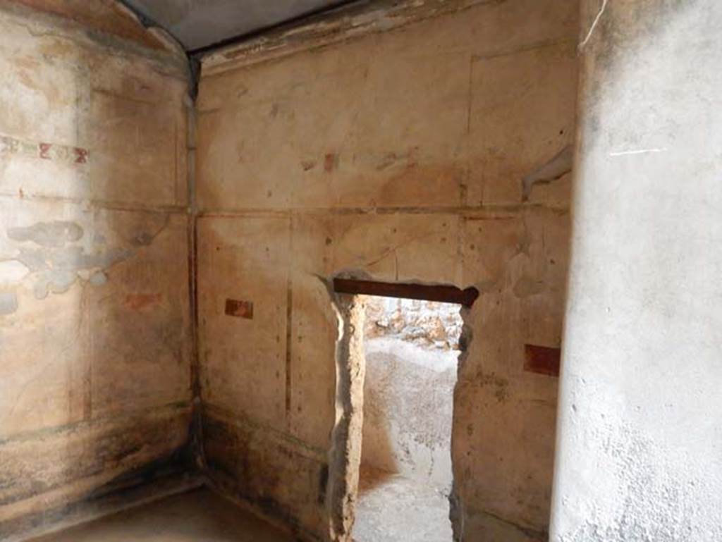 V.4.a Pompeii. May 2015. Looking towards north wall of cubiculum. Photo courtesy of Buzz Ferebee.