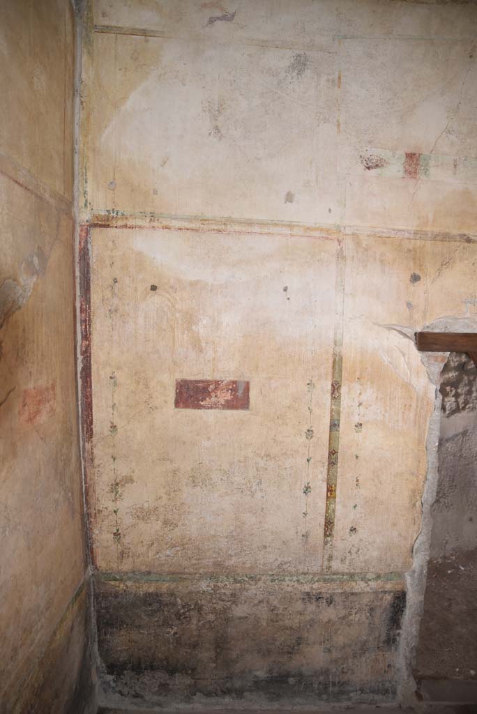 V.4.a Pompeii. March 2018.
Room ‘c’, painted side panel on west side of doorway in north wall.
Foto Annette Haug, ERC Grant 681269 DÉCOR.
