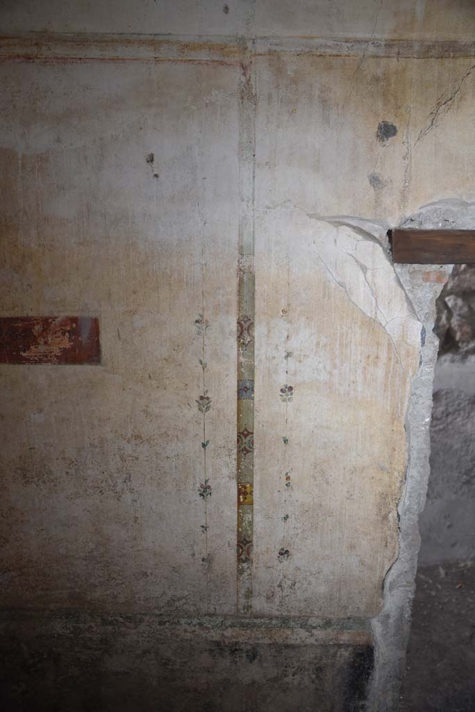 V.4.a Pompeii. March 2018. Room ‘c’, detail from west side of doorway in north wall.
Foto Annette Haug, ERC Grant 681269 DÉCOR.